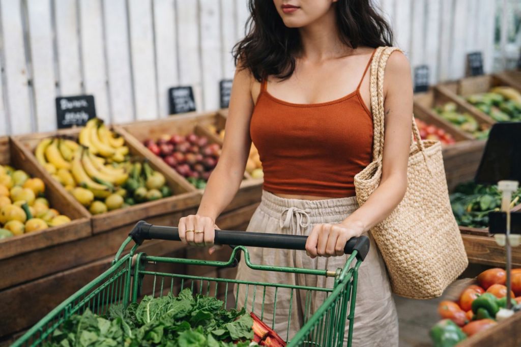 Frau mit Einkaufswagen
