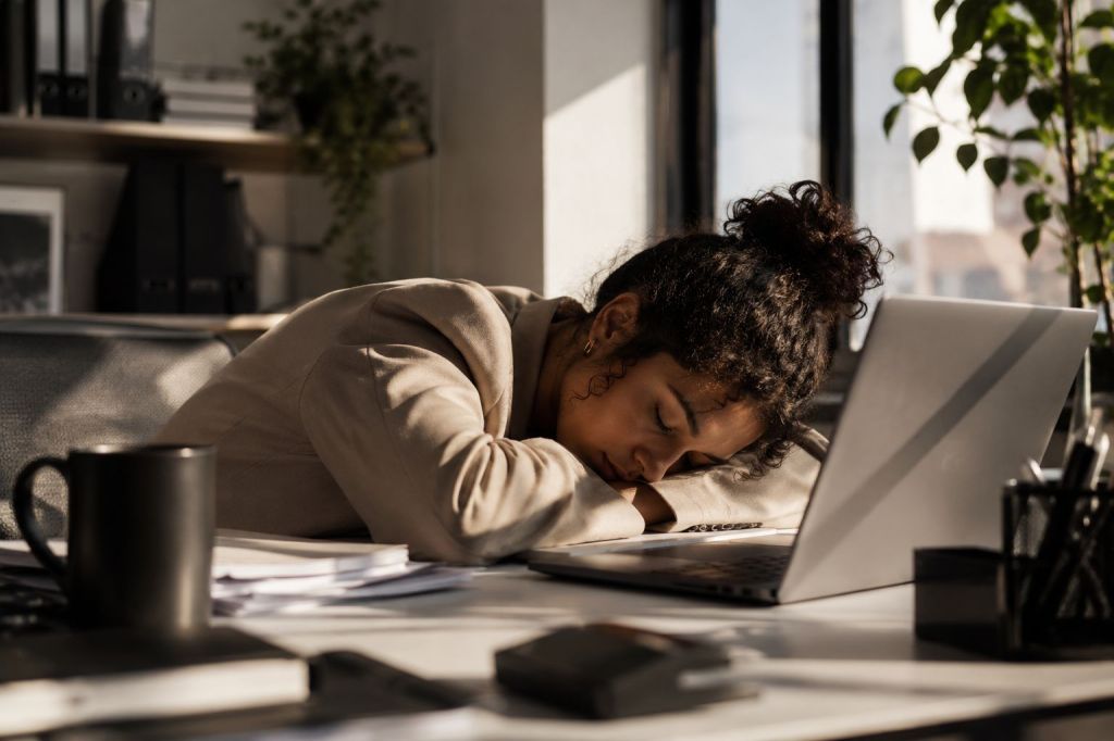 Frau schläft im Büro